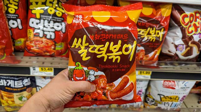 hand holding tteokbokki chips